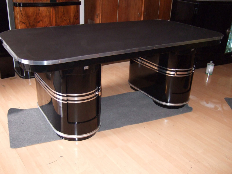 „Mauser“ Schreibtisch, schwarz, hochglanz poliert, mit neuer Lederauflage