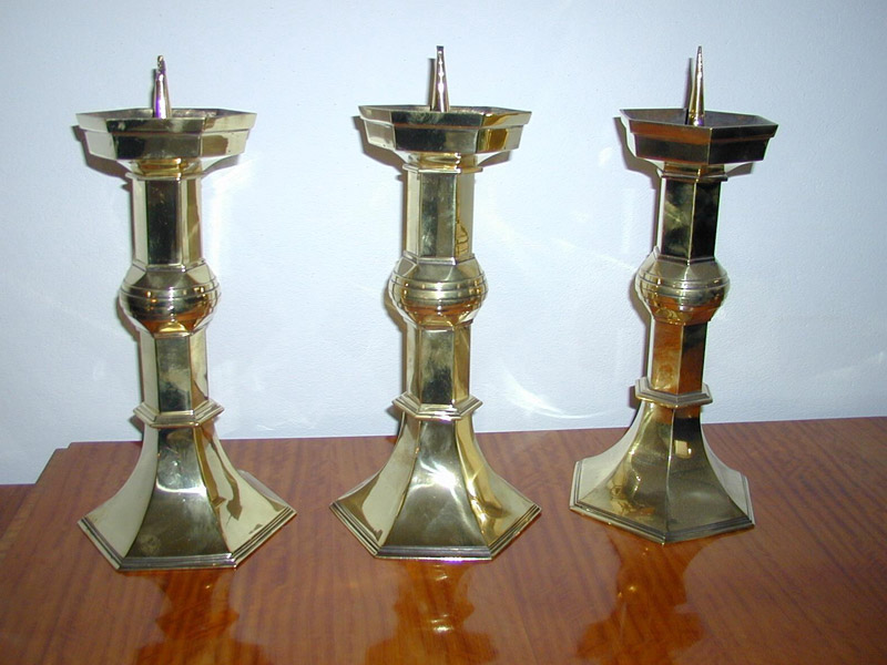 3 Messingguß Kerzenleuchter aus Kirche, poliert und Schutzlack beschichtet